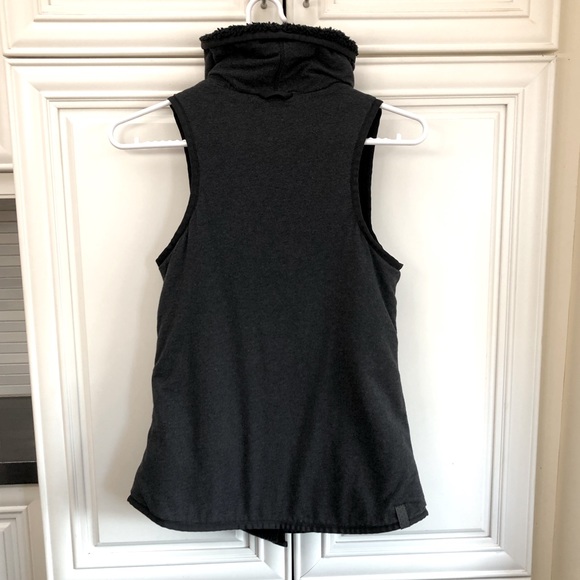 Ivivva by Lululemon girl’s reversible fuzzy vest - Picture 9 of 15